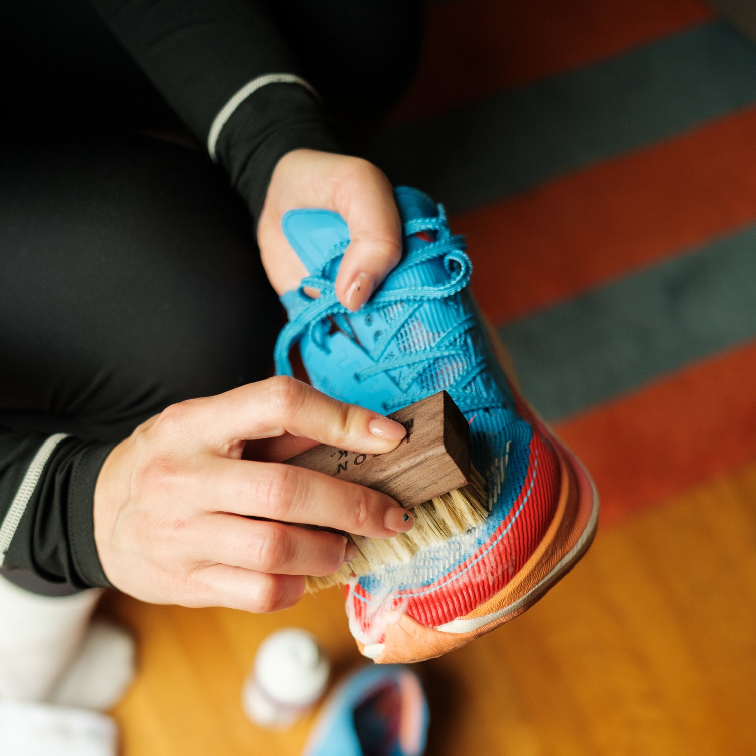 CLEANING A NIKE SHOE WITH QUICK CLEAN KIT
