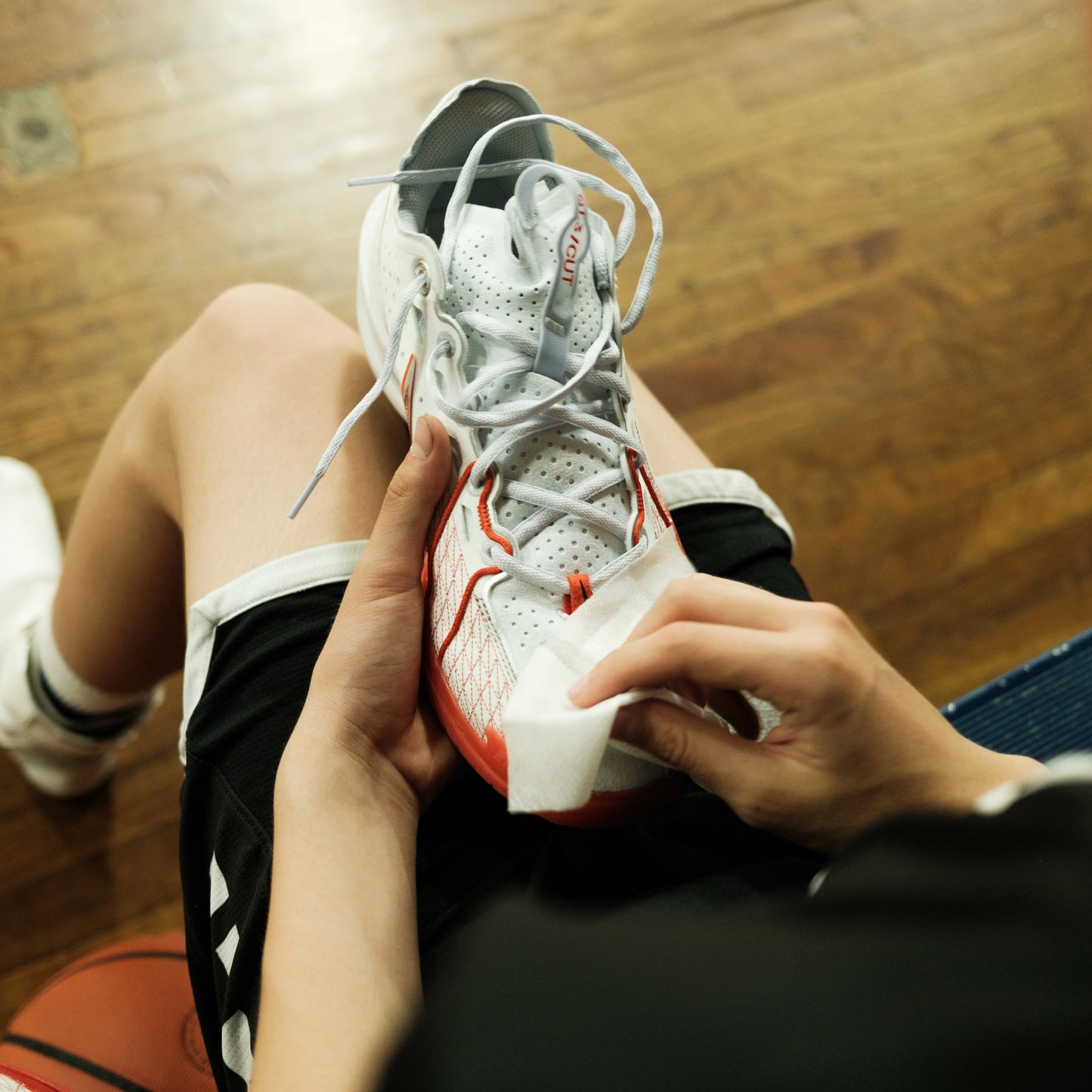 CLEANING A NIKE BASKETBALL SHOE WITH JASON MARKK QUICK WIPES