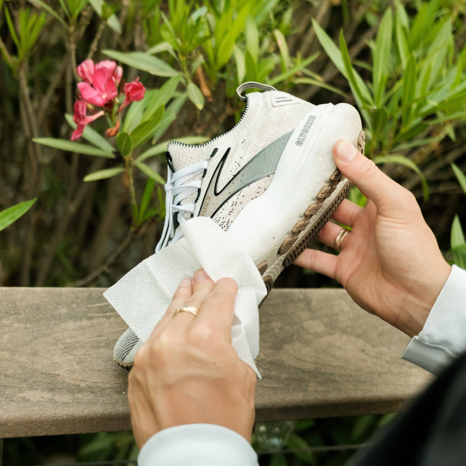 CLEANING A PAIR OF BROOKS GLYCERIN SHOES WITH JASON MARKK QUICK WIPES